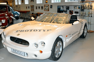 En vit sportbil av modellen Indigo 3000, i en utställningshall i Arvika. 